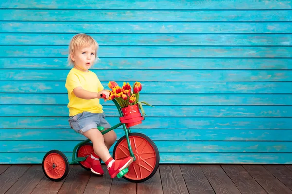 自転車に乗って面白い子 幸せな子供の家庭で楽しんで 春の家族旅行のコンセプトです 母の日 — ストック写真