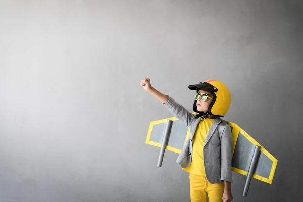 Niño Feliz Jugando Con Jetpack Juguete Piloto Divirtiéndose Casa Éxito —  Fotos de Stock