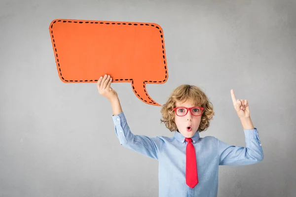 Niño Feliz Sosteniendo Discurso Papel Burbuja Blanco Éxito Concepto Creativo — Foto de Stock