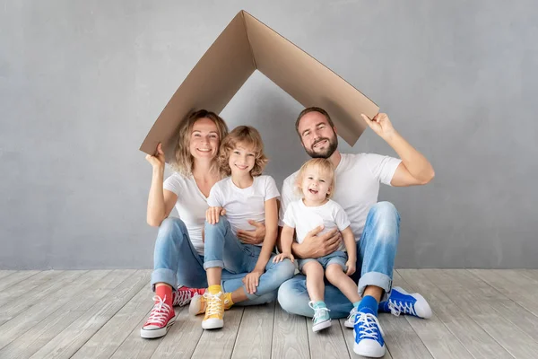 Família Feliz Com Dois Filhos Brincando Uma Nova Casa Pai — Fotografia de Stock