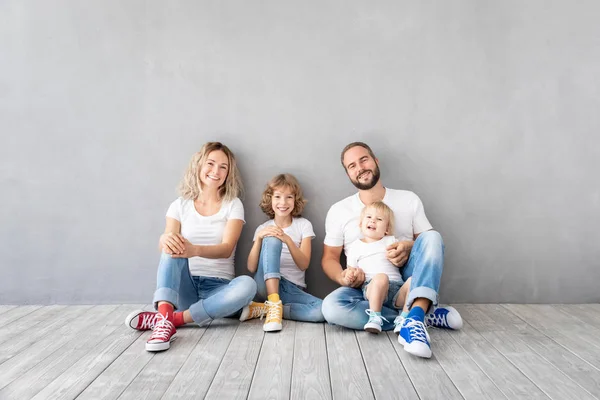 Familia Feliz Con Dos Hijos Jugando Nuevo Hogar Padre Madre —  Fotos de Stock