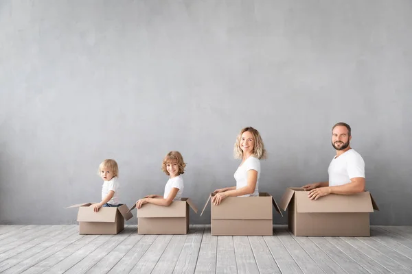 Glückliche Familie Mit Zwei Kindern Die Ein Neues Zuhause Spielen — Stockfoto