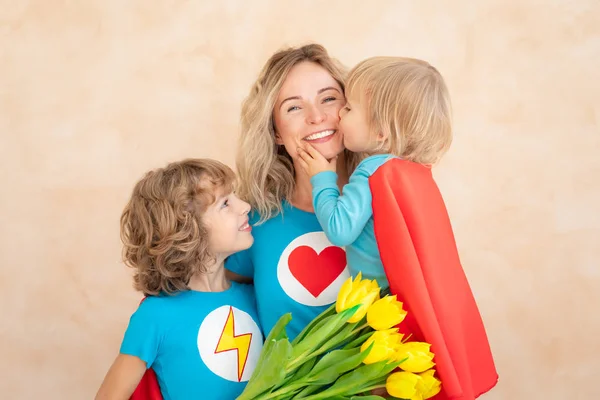 Mujer Superhéroe Niños Casa Madre Hija Hijo Divirtiéndose Juntos Concepto — Foto de Stock