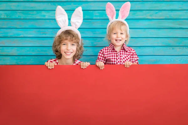 有趣的孩子们穿着复活节兔子 孩子们拿着横幅空白 春假概念 — 图库照片
