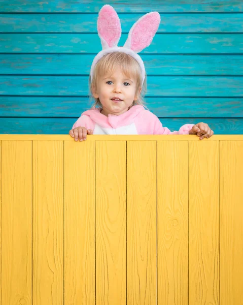 Grappige Jongen Dragen Paashaas Kind Bedrijf Houten Plank Banner Lente — Stockfoto