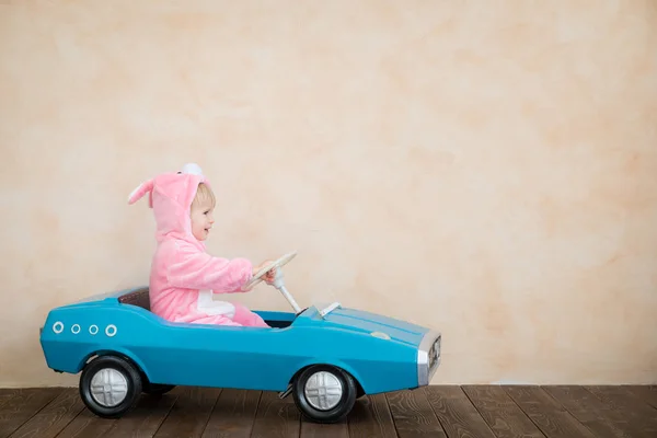 Lustiges Kind Mit Osterhasen Kind Fährt Spielzeugauto Hause Frühjahrsferienkonzept — Stockfoto