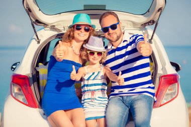 Mutlu aile araba ile seyahat. İnsanlar sahilde eğleniyor. Yaz tatil kavramı
