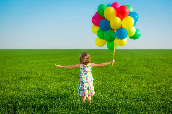 Niño Feliz Jugando Con Globos Multicolores Brillantes Aire Libre Niño —  Fotos de Stock