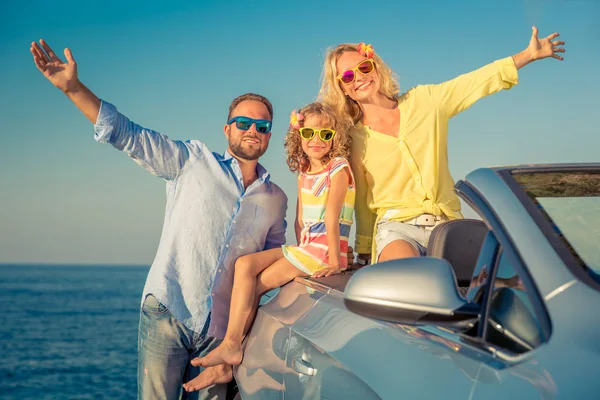 Szczęśliwa Rodzina Podróż Samochodem Ludzie Zabawy Niebieski Cabriolet Koncepcję Wakacji — Zdjęcie stockowe