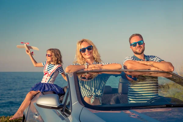 愉快的家庭乘车旅行 人们穿着蓝色的敞篷车玩得很开心 暑假理念 — 图库照片
