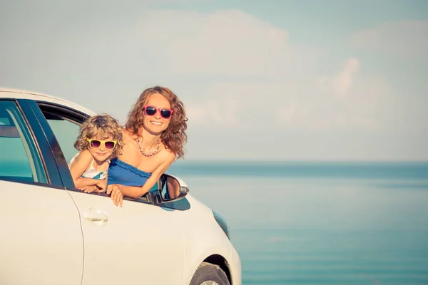 Счастливого Семейного Путешествия Машине Люди Веселятся Пляже Летние Каникулы — стоковое фото