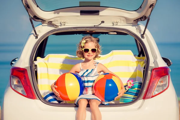 Joyeux Enfant Voyagent Voiture Gamin Qui Amuse Sur Plage Concept — Photo