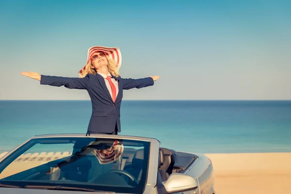 Joven Empresaria Exitosa Playa Mujer Pie Coche Clásico Cabriolet Vacaciones — Foto de Stock