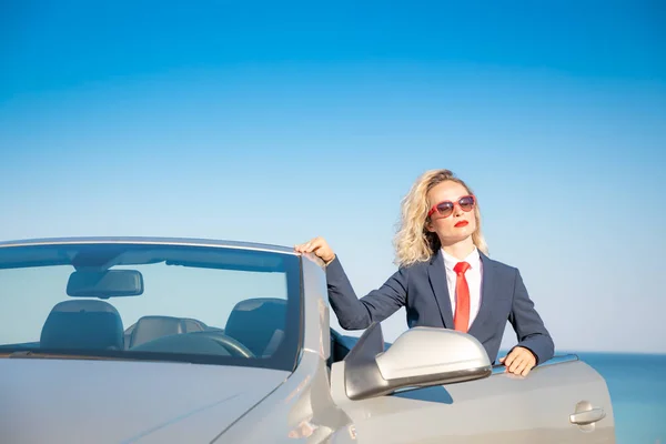 ビーチで成功した若手実業家 カブリオレの古典的な車の近くに立っている女性 夏の休暇と自由旅行の概念 — ストック写真