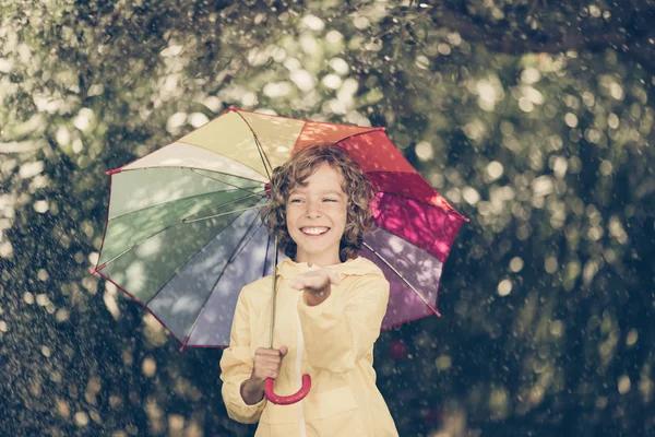 Glückliches Kind Das Regen Spielt Kleines Mädchen Mit Regenschirm Vergnügt — Stockfoto