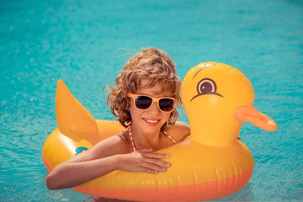 Fröhliches Kind Das Spaß Den Sommerferien Hat Lustiges Kind Schwimmbad — Stockfoto