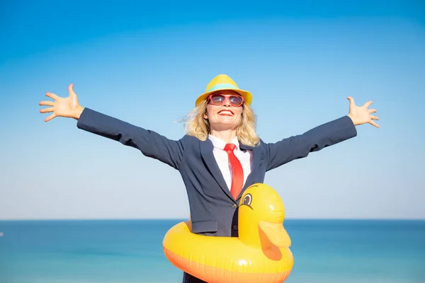 Úspěšná Podnikatelka Baví Pláži Mladá Žena Pozadí Moře Oblohy Letní — Stock fotografie