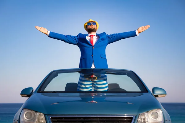 Bir Plajda Başarılı Genç Adamı Cabriolet Klasik Arabada Ayakta Adam — Stok fotoğraf