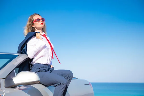 Une Jeune Femme Affaires Prospère Sur Plage Femme Assise Sur — Photo