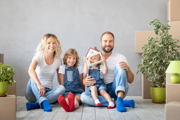 Família Feliz Com Dois Filhos Brincando Uma Nova Casa Pai — Fotografia de Stock