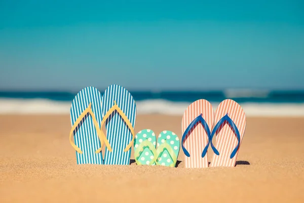 Chinelos Praia Areia Conceito Férias Verão — Fotografia de Stock