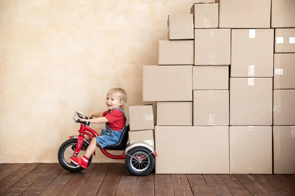 Gelukkig Kind Spelen Nieuwe Huis Kid Rijdende Speelgoedauto Bewegende Dag — Stockfoto