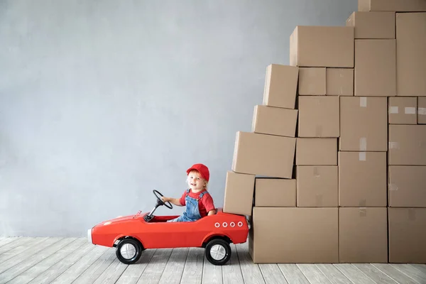 快乐的孩子玩到新的家 孩子驾驶玩具车 移动日概念 — 图库照片