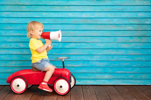 Bambino Divertente Sella Alla Bici Ragazzo Felice Che Diverte Casa — Foto Stock