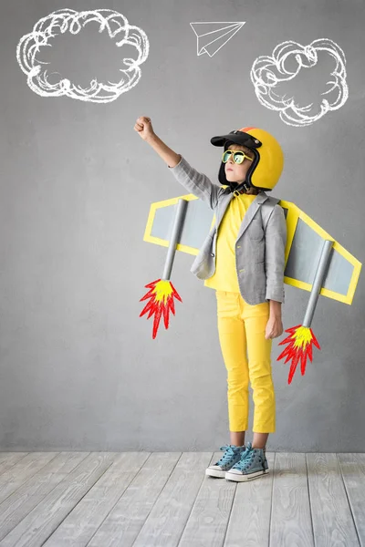 Szczęśliwe Dziecko Bawi Się Zabawkami Jetpack Dzieciak Pilot Gotowy Lotu — Zdjęcie stockowe