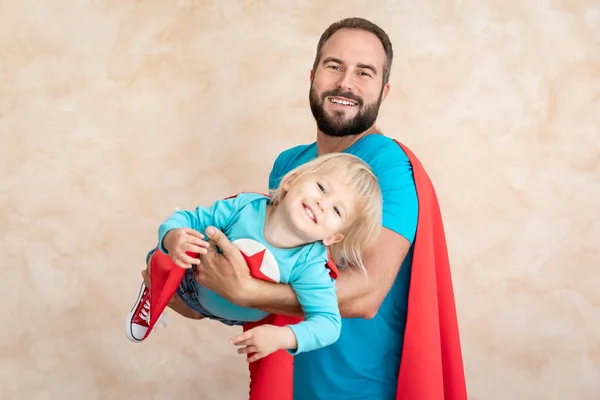 Homem Criança Super Herói Casa Pai Filho Super Heróis Divertirem — Fotografia de Stock