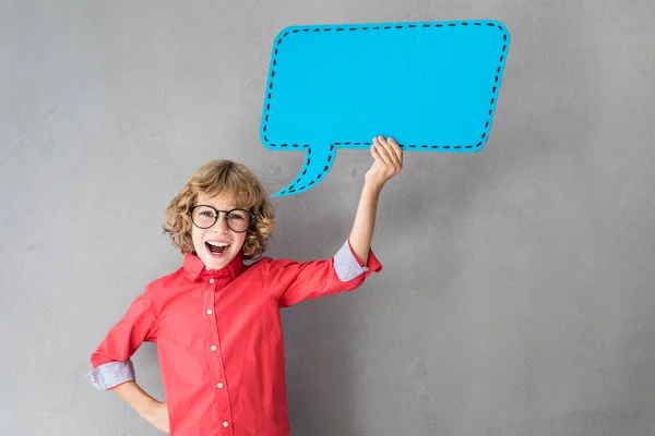 Glückliches Kind Mit Einer Leeren Sprechblase Aus Papier Erfolg Kreatives — Stockfoto