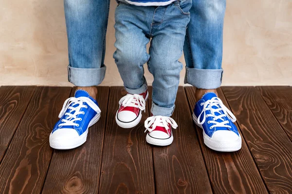 Adam Çocuk Evde Baba Oğul Birlikte Eğleniyor Aile Tatil Kavramı — Stok fotoğraf
