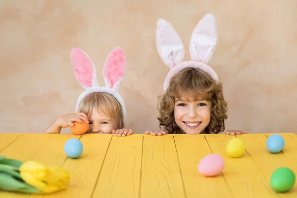 Niños Graciosos Usando Conejito Pascua Niños Divirtiéndose Casa Concepto Vacaciones — Foto de Stock