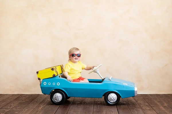Счастливый Ребенок Катается Винтажном Автомобиле Забавный Ребенок Играет Дома Летние — стоковое фото