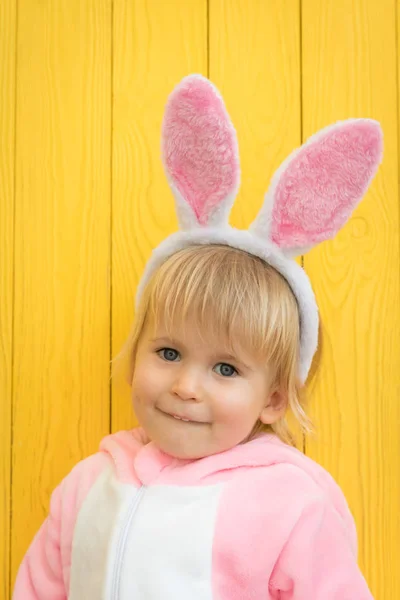 Lustiges Kind Mit Osterhasen Kinder Die Hause Spaß Haben Frühjahrsferienkonzept — Stockfoto