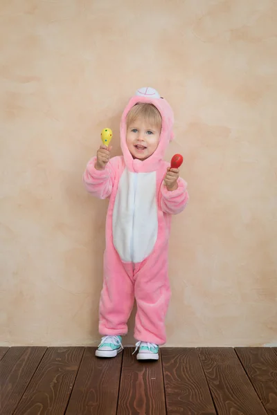 Αστείο Παιδί Φορώντας Λαγουδάκι Του Πάσχα Παιδί Έχοντας Διασκέδαση Στο Φωτογραφία Αρχείου