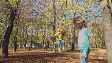 Mutlu çocuklar açık oyun. Çocuklar eğleniyor sonbahar park