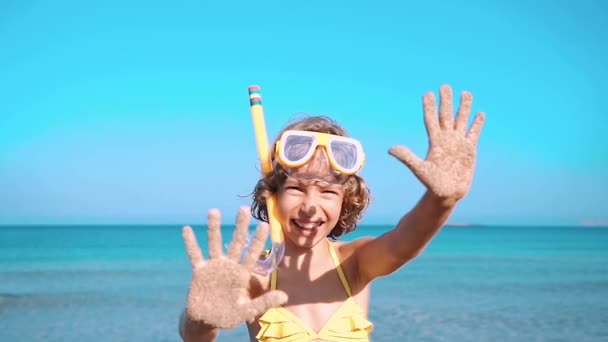 Bambino Felice Che Gioca Sulla Spiaggia Ragazzo Mostra Sabbia Sulle — Video Stock