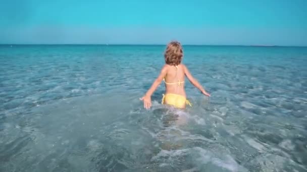 Denizde Oynayan Mutlu Çocuk Çocuk Sahilde Eğleniyor Yaz Tatili Aktif — Stok video