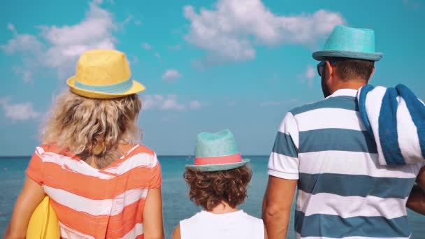 Gelukkige Familie Het Strand Mensen Hebben Plezier Zomervakantie Vader Moeder — Stockvideo