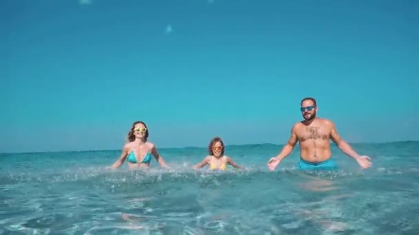 Glückliche Familie Die Spaß Sommerurlaub Hat Vater Mutter Und Kind — Stockvideo