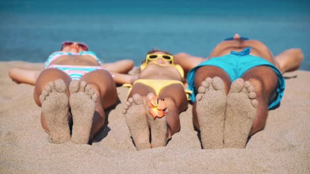 幸せな家族は ビーチで横になっています 夏休みに楽しいを持っている人々 母と青い海と空の背景の子 休暇旅行の概念 — ストック動画