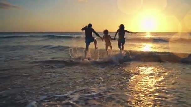 Familia Feliz Divirtiéndose Vacaciones Verano Padre Madre Hijo Jugando Mar — Vídeo de stock