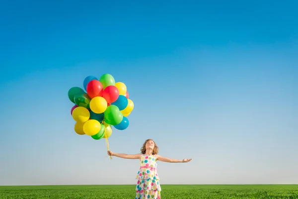 Szczęśliwe Dziecko Bawiące Się Jasnymi Balonami Wielobarwnymi Świeżym Powietrzu Dzieciak — Zdjęcie stockowe