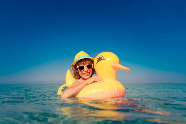 Mutlu Çocuk Yaz Tatile Eğleniyor Denizde Yüzme Komik Çocuk Etkin — Stok fotoğraf