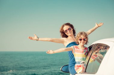 Mutlu aile araba ile seyahat. İnsanlar sahilde eğleniyor. Yaz tatil kavramı