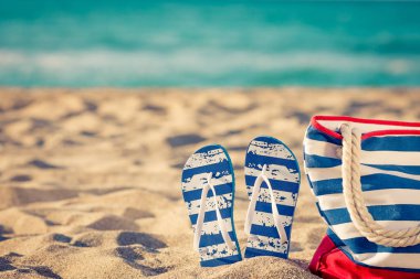 Plaj Flip-flop kum üzerinde. Yaz tatil kavramı