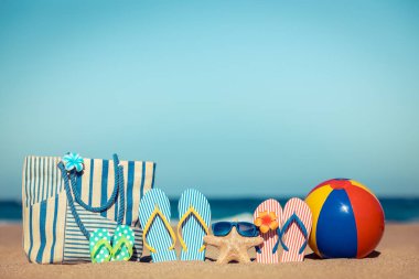 Plaj Flip-flop kum üzerinde. Yaz tatil kavramı