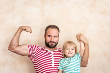Adam ve çocuk evde. Baba ve oğul birlikte eğleniyor. Aile tatil kavramı. Mutlu babalar günü