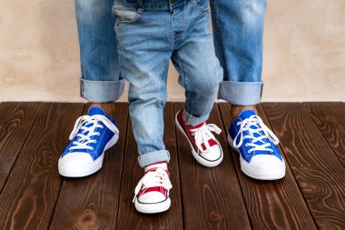 Adam ve çocuk evde. Baba ve oğul birlikte eğleniyor. Aile tatil kavramı. Mutlu babalar günü